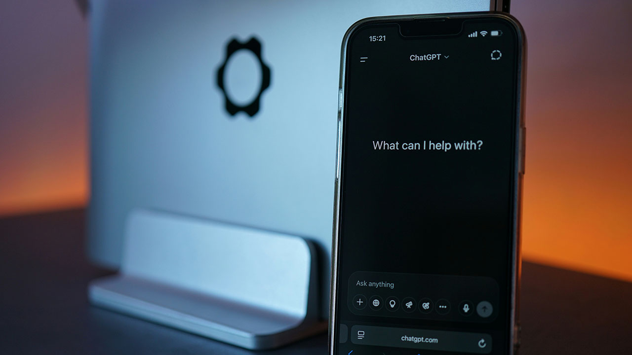 ChatGPT手机界面资料图;摄影:Tim Witzdam(Unsplash);非涉事模型界面。