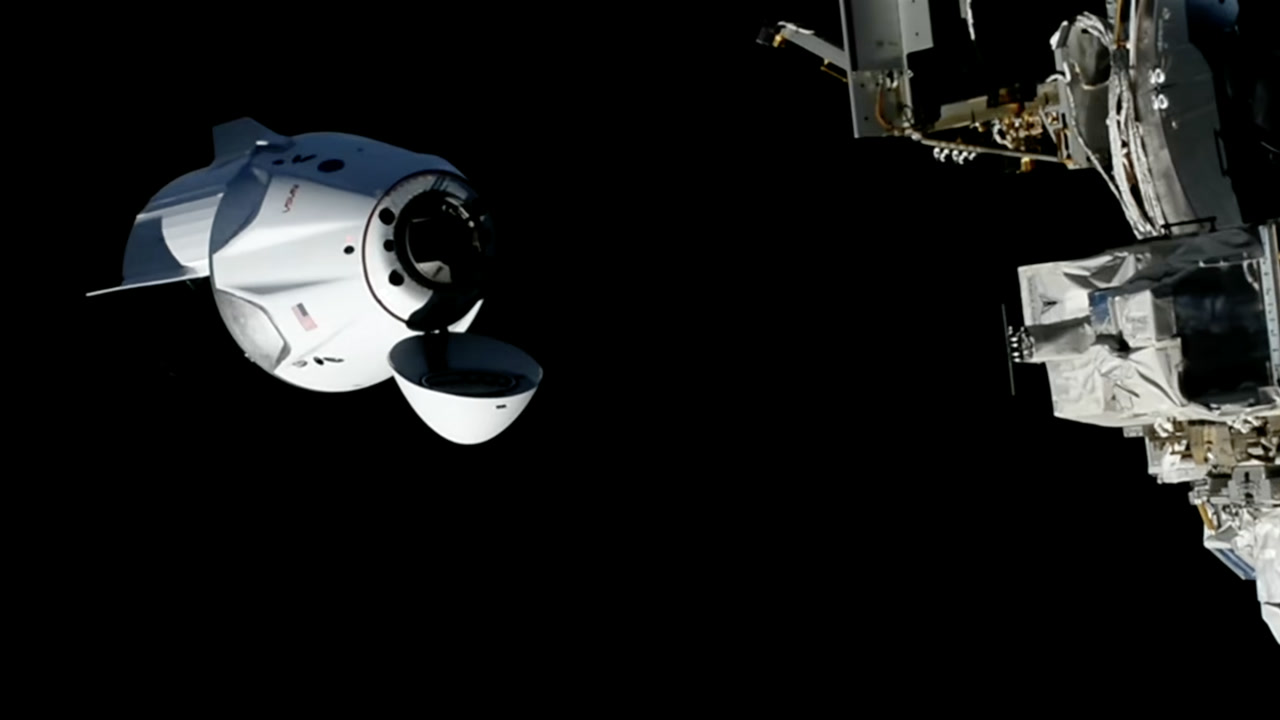 10月1日,龙飞船接近国际空间站。图源:NASA+,经裁切。