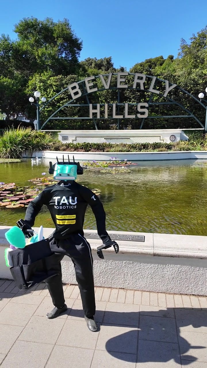 Tau Robotics官网演示画面：机器人携带清洁工具。非本文独立实测，不能据画面判定自主程度。