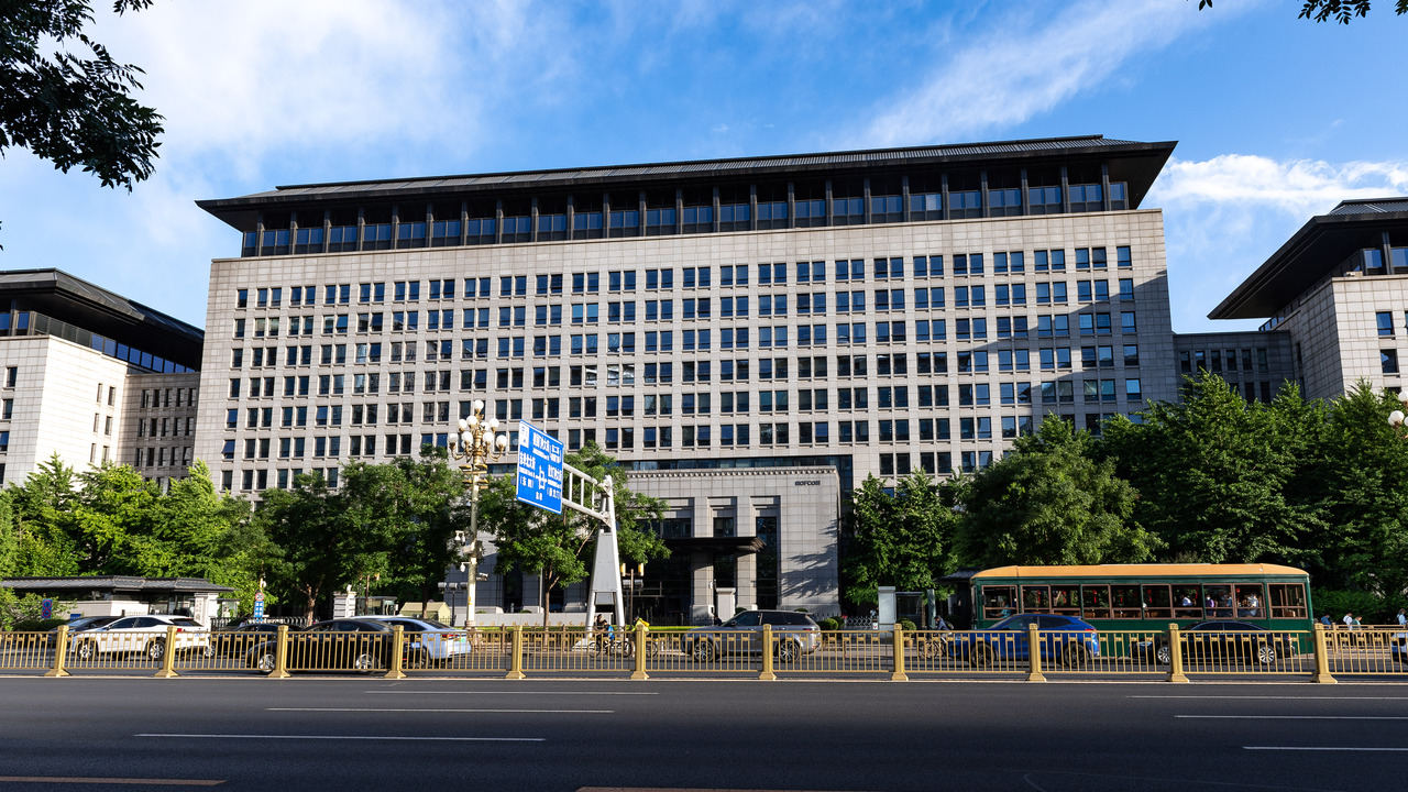 “科技兴商”新政来了,九部门点名AI导购、家庭服务机器人